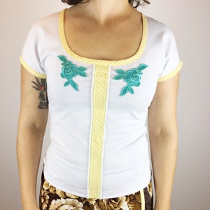 Cap sleeve T-shirt with scoop neck. Size Small