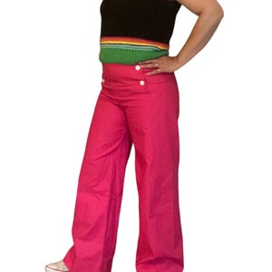 Seemannshose aus neon pinkem Stoff, hohe Taille, kein Stretch.