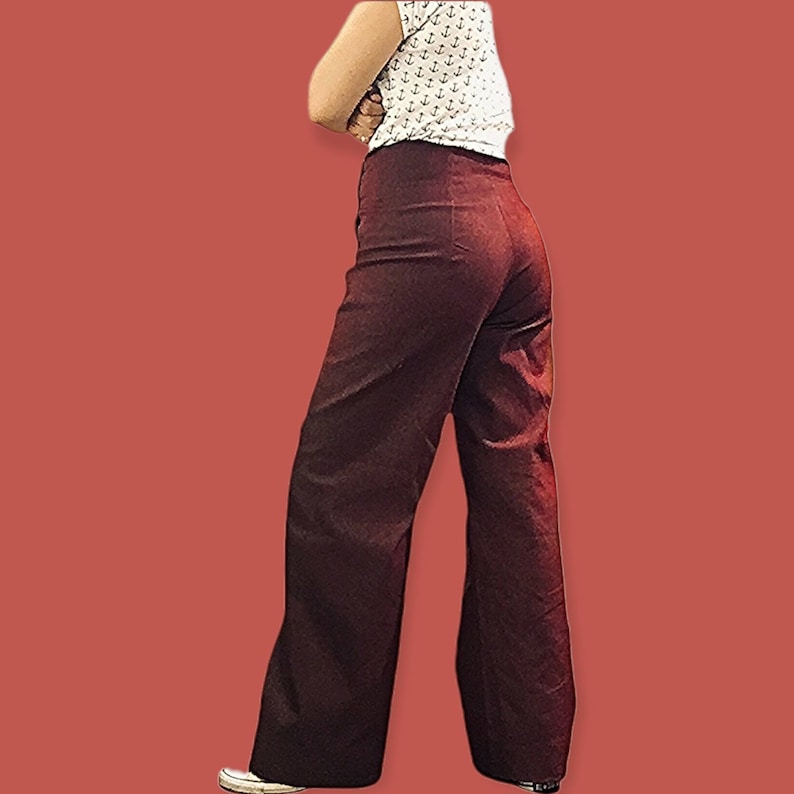 Pantalon marin authentique, denim rouge foncé, taille haute, stretch. Prêt pour l'expédition image 3