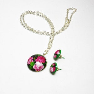 Boucle doreille stud avec collier. Grosses roses en rose et rouge. image 1
