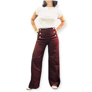 Pantalon marin authentique, denim rouge foncé, taille haute, stretch. Prêt pour l'expédition image 2