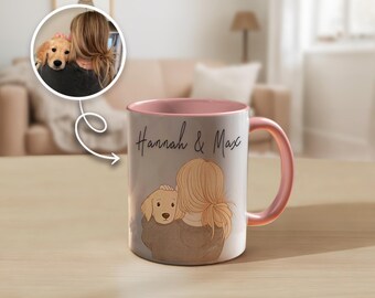 Może przedstawiać: Biały ceramiczny kubek z różowym wnętrzem i uchwytem. Kubek przedstawia niestandardową ilustrację osoby z szczeniakiem golden retrievera. Tekst "Hannah & Max" jest napisany czcionką skryptową.