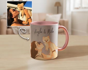 Może przedstawiać: Ceramiczny kubek z różowym uchwytem i wnętrzem. Kubek przedstawia niestandardową ilustrację osoby trzymającej małego psa, z napisem "Kayla & Milo" w skrypcie. Ilustracja jest w stylu kreskówki.