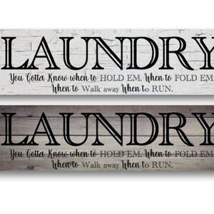 Może przedstawiać: Dwa prostokątne znaki do pralni. Górny znak ma białe, postarzane tło z czarnym tekstem z napisem "LAUNDRY" i cytatem. Dolny znak ma szare tło z fakturą drewna z tym samym tekstem i cytatem.