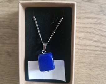 Hermosos colgantes minerales pulidos en una cadena de plata esterlina.