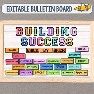Puede incluir: Un tablón de anuncios de madera con las palabras "BUILDING SUCCESS" en letras de bloque coloridas. Debajo, la frase "BRICK BY BRICK" y palabras como "COURAGE", "FOCUS" y "TRUST" se muestran en etiquetas rectangulares. El texto "EDITABLE BULLETIN BOARD" está en la parte superior.