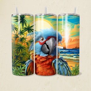 Puede incluir: Tres vasos de acero inoxidable con una escena de playa tropical y un loro de dibujos animados fumando un cigarrillo. El loro tiene plumas azules, naranjas y rojas. Hay palmeras y una puesta de sol en el fondo. Cada vaso tiene una pajita transparente.