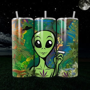 Op de afbeelding: Drie roestvrijstalen bekers met een rietje, met een groene alien die een sigaret rookt. De bekers hebben een kleurrijke achtergrond met cannabisbladeren, paddenstoelen en een UFO. Het ontwerp is tegen een nachtelijke hemel met een maan.