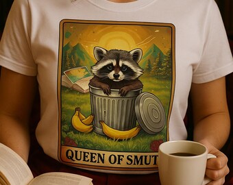 スマットの女王Tシャツ：面白いアライグマの読書好きTシャツ