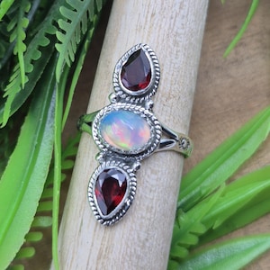 Anillo de plata de ley 925 con ópalo y granate natural: joyería artesanal con un toque especial.
