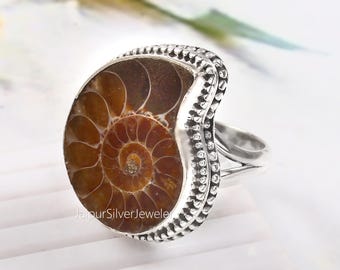Anello in argento sterling con fossile di ammonite: gioiello a spirale naturale di grande impatto.