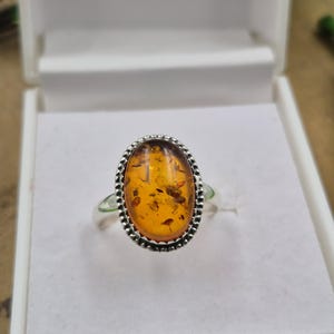 Anillo de ámbar ovalado - Bisel de plata de ley hecho a mano, joyería bohemia con estilo