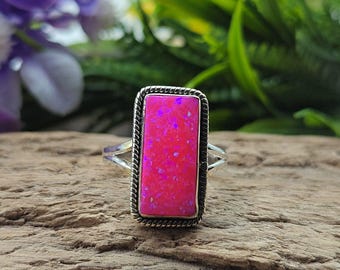 Anillo artesanal de ópalo rosa, plata de ley 925, con banda dividida.