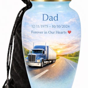 Può includere: Un'urna crematoria azzurra con una scena di cielo e strada con un camion. L'urna è incisa con "Dad" e le date "12/11/1975 - 10/10/2024 Forever in Our Hearts". Include un sacchetto nero con coulisse.