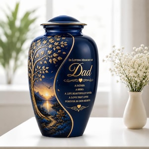 Könnte beinhalten: Marineblaue Urne mit goldenem Baumdesign und Landschaftsszene. Die Urne trägt die Worte "In Loving Memory of Dad" und eine herzliche Botschaft. Ein dekoratives Stück zur Erinnerung an einen geliebten Menschen.