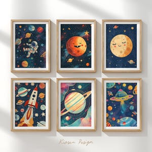 Può includere: Sei stampe artistiche incorniciate con illustrazioni a tema spaziale. Ogni stampa presenta pianeti, stelle, razzi, astronauti e un UFO su uno sfondo blu scuro. Le stampe sono in cornici di legno, creando un set coesivo.