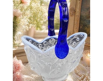 Cesta con asa de cristal opalino Fenton Vintage con forma de lirio del valle y cristal opalescente.