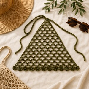 Peut inclure: Haut triangulaire en crochet vert olive avec un bord festonné et des liens à nouer. Le motif ajouré est visible. Un chapeau de paille, des lunettes de soleil et un sac fourre-tout en filet sont également dans l'image.