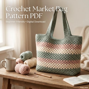 Peut inclure: Un sac de marché crocheté aux tons de vert, rose et crème est posé sur une table en bois. Le sac présente un motif rayé et des anses robustes. Le texte "Crochet Market Bag Pattern PDF" est visible. Des pelotes de laine, un crochet et une tasse sont également sur la table.