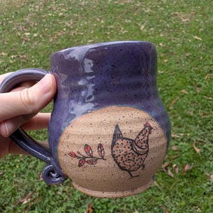 Taza con diseño de gallina morada, taza de café de cerámica hecha a mano, regalo único de estilo rústico para amantes de las gallinas.