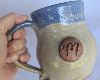 Mug en poterie personnalisé : grès étiré au tour, monogramme initial