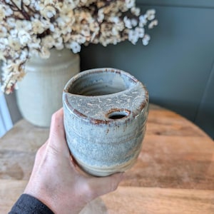 Taza de viaje de cerámica, taza de café con protector antisalpicaduras, diseño en espiral, agarre cómodo, alta, sin asa, fácil de llevar, hecha a mano.