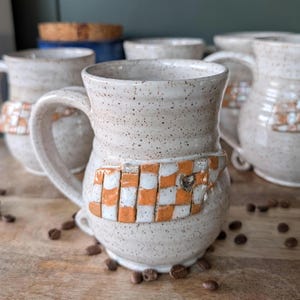 Caneca artesanal Tennessee Vols: cerâmica xadrez laranja e branca