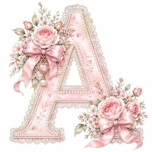 Puede incluir: Una letra A decorativa en tono rosa suave, adornada con encaje intrincado, detalles de perlas y pequeños motivos de corazones. La letra está embellecida con dos grandes ramos de rosas rosas, follaje y cintas de satén con un dije de corazón.