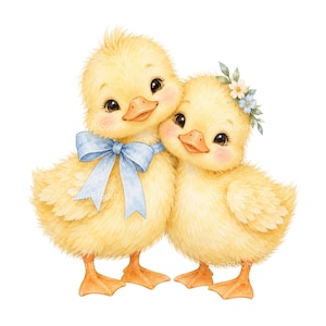 Puede incluir: Dos patitos amarillos y esponjosos de pie uno al lado del otro. El patito de la izquierda lleva un gran lazo de cinta azul claro alrededor del cuello. El patito de la derecha tiene una pequeña corona floral con flores blancas y azules.