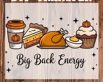 Op de afbeelding: DTF-transfer met Thanksgiving-thema afbeeldingen. Bevat een koffiekopje met een pompoen, een stuk taart, een gebraden kalkoen, een gevuld ei en een cupcake met een pompoen. De tekst luidt "Big Back Energy" en "Ready to Press".