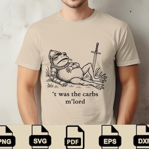 Pode incluir: Camiseta bege com um sapo de desenho animado em armadura, reclinado na grama com uma espada. O sapo usa um capacete e uma armadura. O texto na camisa diz "'t was the carbs m'lord".