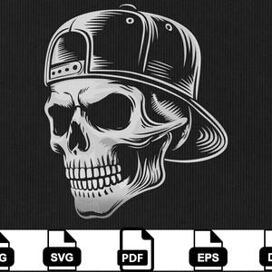 Puede incluir: Ilustración en blanco y negro de una calavera con una gorra de béisbol. La calavera está representada con sombreado detallado, resaltando sus rasgos. La gorra está en ángulo, agregando un elemento dinámico al diseño. El fondo es negro texturizado.