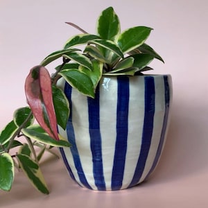 Blumentopf aus Keramik, mit dunkelblauen Streifen, handgeformt und -bemalt, Einzelstück