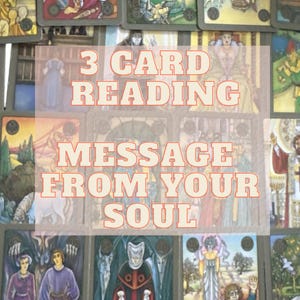Könnte beinhalten: Eine Ansammlung von Tarotkarten mit verschiedenen Illustrationen, angeordnet, um den Text "3 Card Reading Message From Your Soul" anzuzeigen. Die Karten zeigen Bilder von Figuren in historischer Kleidung und Szenen.