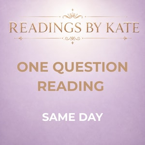 Könnte beinhalten: Eine hellviolette Grafik mit goldenem Text, der READINGS BY KATE, ONE QUESTION READING lautet, und weißem Text, der SAME DAY lautet. Das Design zeigt dekorative goldene Verzierungen über und unter dem Haupttitel auf einem strukturierten Hintergrund.
