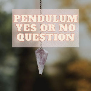 Könnte beinhalten: Ein Wahrsagependel hängt unter einem Schild mit der Aufschrift "PENDULUM YES OR NO QUESTION". Das Pendel ist ein facettierter, hellvioletter Kristall. Das Schild ist rechteckig mit cremefarbenem Hintergrund und orangefarbenem Text.
