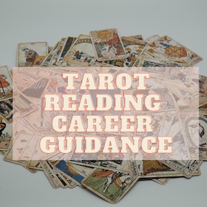 Könnte beinhalten: Eine Ansammlung von Tarotkarten mit verschiedenen Illustrationen, darunter Die Sonne und Die Liebenden, ist ausgebreitet. Der Text "TAROT READING CAREER GUIDANCE" ist in hellorangefarbener Schrift auf die Karten gelegt.