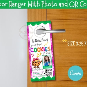 Peut inclure: Un accroche-porte avec un bord festonné vert et blanc, avec le texte "Hi Neighbor! your fave COOKIES are back." Comprend une photo, un code QR et la taille 8,26 x 20,32 cm.