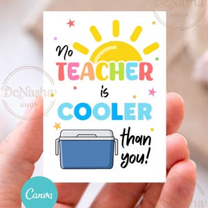 Può includere: Un biglietto rettangolare con la scritta "No TEACHER is COOLER than you!" in lettere colorate. Il design include un sole giallo, stelle e un frigorifero blu. Il logo Canva si trova in basso a sinistra.
