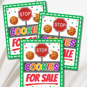 Könnte beinhalten: Drei farbenfrohe Schilder mit grünem Rand und dem Text "COOKIES FOR SALE". Jedes Schild zeigt ein Stoppschild, Schokoladenkekse und den Text "STOP". Oben steht der Text "3 size included".