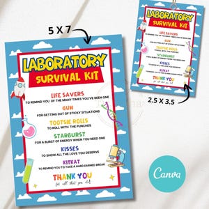 Puede incluir: Dos tarjetas azules de "Kit de supervivencia de laboratorio" con nubes blancas y bordes rojos. La tarjeta más grande mide 12,7x17,8 cm, la más pequeña 6,4x8,9 cm. El texto incluye "Life Savers", "Gum", "Tootsie Rolls", "Starburst", "Kisses" y "KitKat".