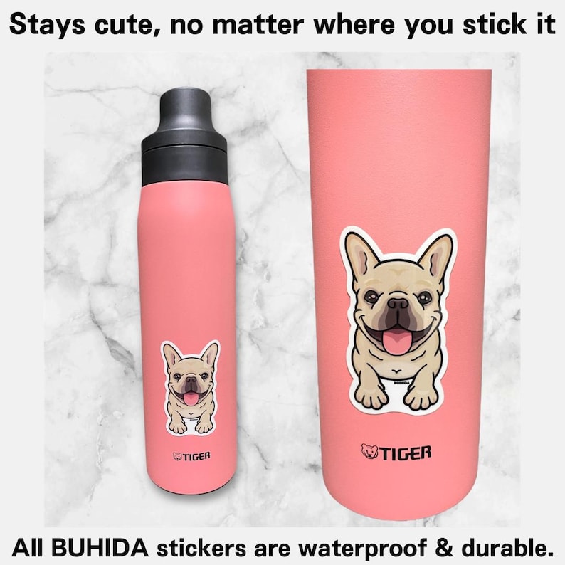 K&ouml;nnte beinhalten: Zwei rosa Wasserflaschen und ein Becher mit einem Cartoon-Franz&ouml;sisch-Bulldoggen-Aufkleber. Die Flaschen tragen den Text "Stays cute, no matter where you stick it" und "All BUHIDA stickers are waterproof & durable."