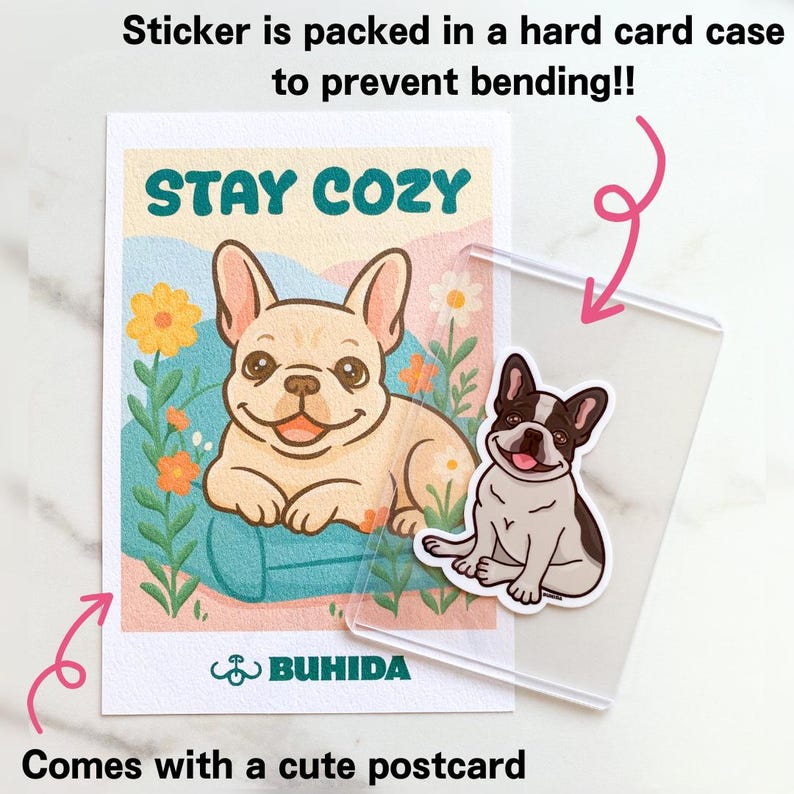 K&ouml;nnte beinhalten: Eine Postkarte mit dem Text "STAY COZY" und einer Illustration einer franz&ouml;sischen Bulldogge. Ein separater Aufkleber einer franz&ouml;sischen Bulldogge befindet sich in einer transparenten Kunststoffh&uuml;lle. Die Postkarte hat ein Blumendesign und den Markennamen "BUHIDA".