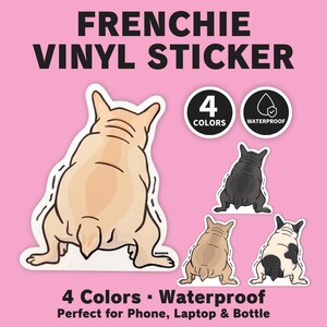 Può includere: Su sfondo rosa, un'immagine presenta un "FRENCHIE VINYL STICKER". L'adesivo raffigura un bulldog francese da dietro in quattro colori: beige, nero, beige e bianco e nero. Il testo indica che gli adesivi sono impermeabili e adatti a telefoni, laptop e bottiglie.