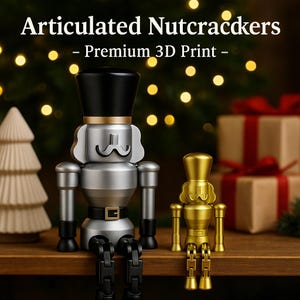 K&ouml;nnte beinhalten: Text "Articulated Nutcrackers - Premium 3D Print" &uuml;ber zwei dekorativen Nussknackern. Einer ist silberfarben mit schwarzem Hut, der andere goldfarben. Sie stehen auf einer Holzoberfl&auml;che mit Weihnachtsbaum und Geschenken im Hintergrund.