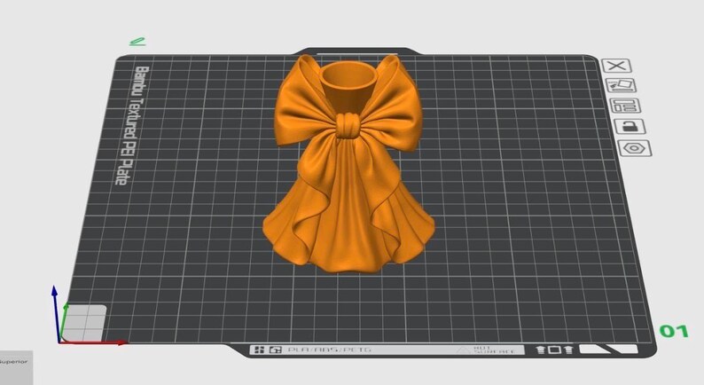 Puede incluir: Un jarr&oacute;n decorativo naranja con un dise&ntilde;o de lazo grande. El jarr&oacute;n tiene una abertura cil&iacute;ndrica en la parte superior y una base con volantes en forma de falda. El lazo est&aacute; centrado y a&ntilde;ade un toque de elegancia.
