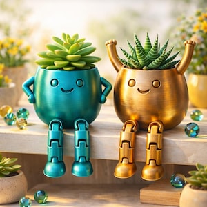 Puede incluir: Dos macetas de suculentas caprichosas. Una es de color turquesa, la otra dorada, cada una con una cara sonriente, brazos y piernas segmentadas. La maceta turquesa tiene los brazos a los lados, mientras que la dorada tiene los brazos levantados. Ambas macetas contienen suculentas verdes.