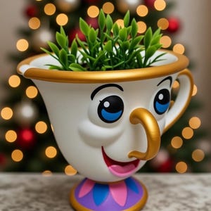 Puede incluir: Una maceta con forma de taza de té blanca de estilo caricatura, con borde, asa y nariz dorados. La taza de té tiene ojos azules, boca rosa y base morada y azul. La taza de té está llena de plantas verdes. El fondo está borroso con luces navideñas.