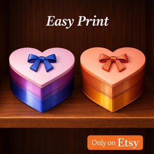 Puede incluir: Dos cajas en forma de corazón con lazos de cinta. Una es rosa, morada y azul, y la otra naranja y dorada. El texto "Easy Print" está encima de las cajas y "Only on Etsy" debajo.