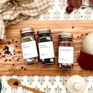 Labels kruidenpotjes • Mercantile-collectie • Water- en oliebestendige stickers • Keukenorganisatiestickers • Ontwerp door The Dweling Company